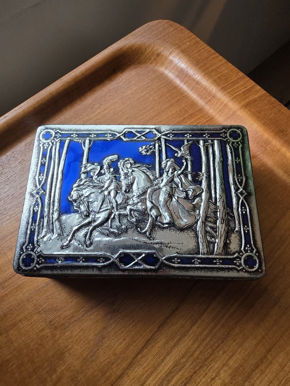 Vintage RILEYS TOFFEE TIN,  Collectible tin, Blue And Silver Knights Jousting